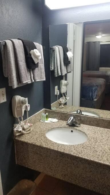 Osu 2 Queen Beds Hotel Room 117 Wi-Fi Stillwater Bagian luar foto