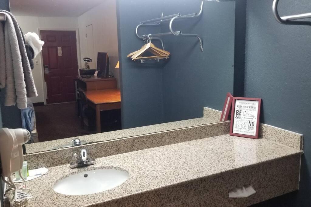 Osu 2 Queen Beds Hotel Room 117 Wi-Fi Stillwater Bagian luar foto